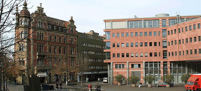 Ansicht vom Platz - Historische Nachbarbebauung